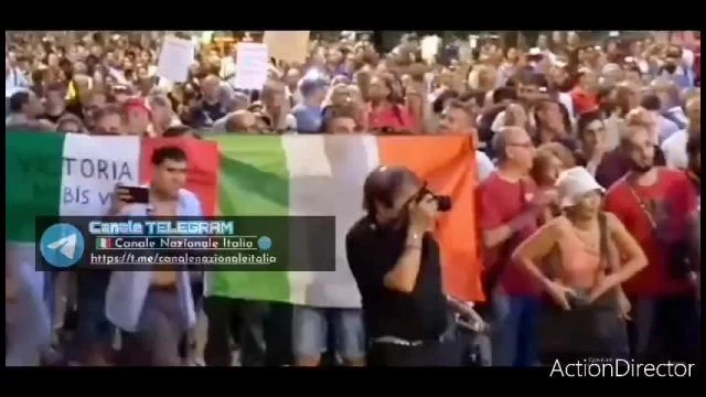 MILANO - Manifestanti NO PASS sotto la sede di LIBERO QUOTIDIANO